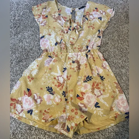As You Wish Medium Yellow Floral Tie-Front Romper V-Neck Cap Sleeve Shorts - Picture 2 of 5